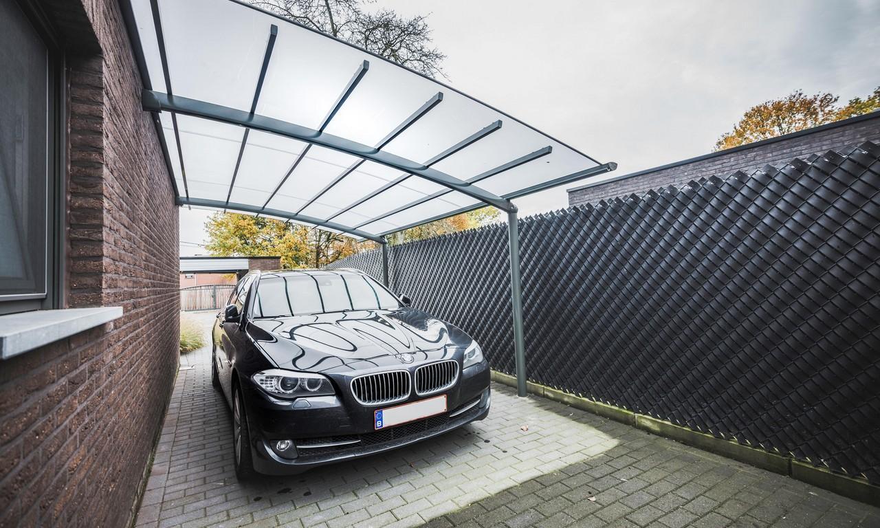 Aflopend modellen met ondoorzichtige dakbedekking zijn zonwerend