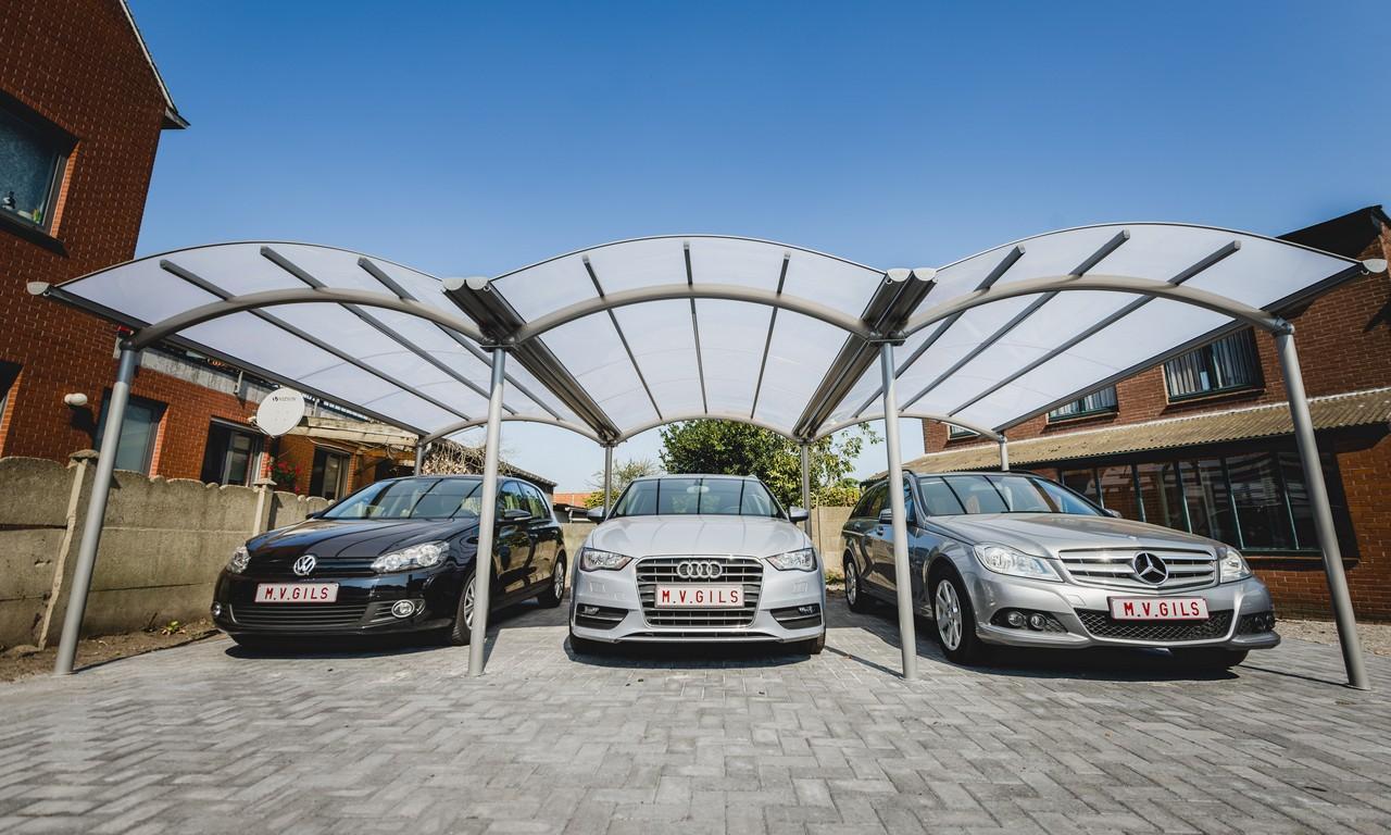 Driedubbele gebogen carport met regenafvoer