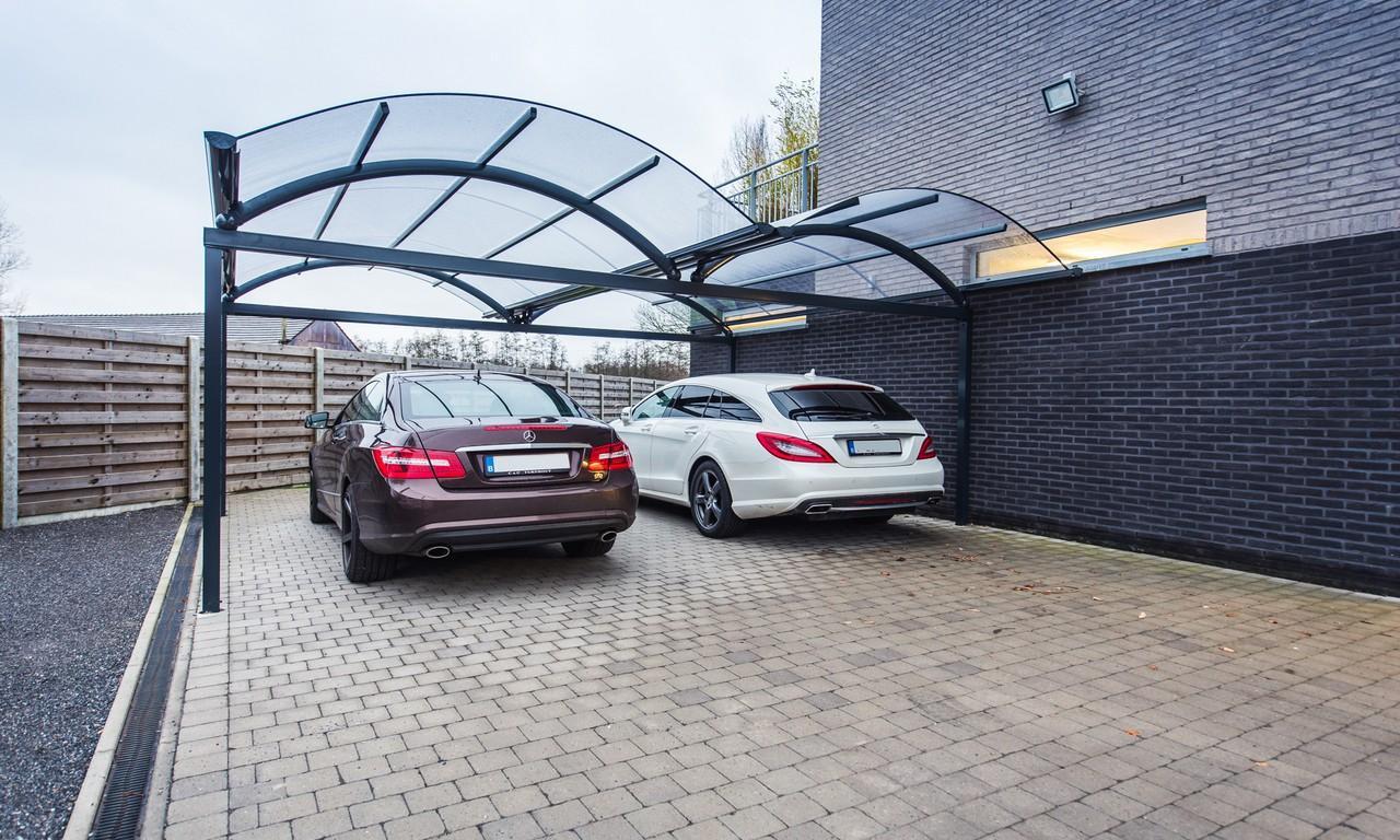 Dubbele carport aangebouwd aan de gevel