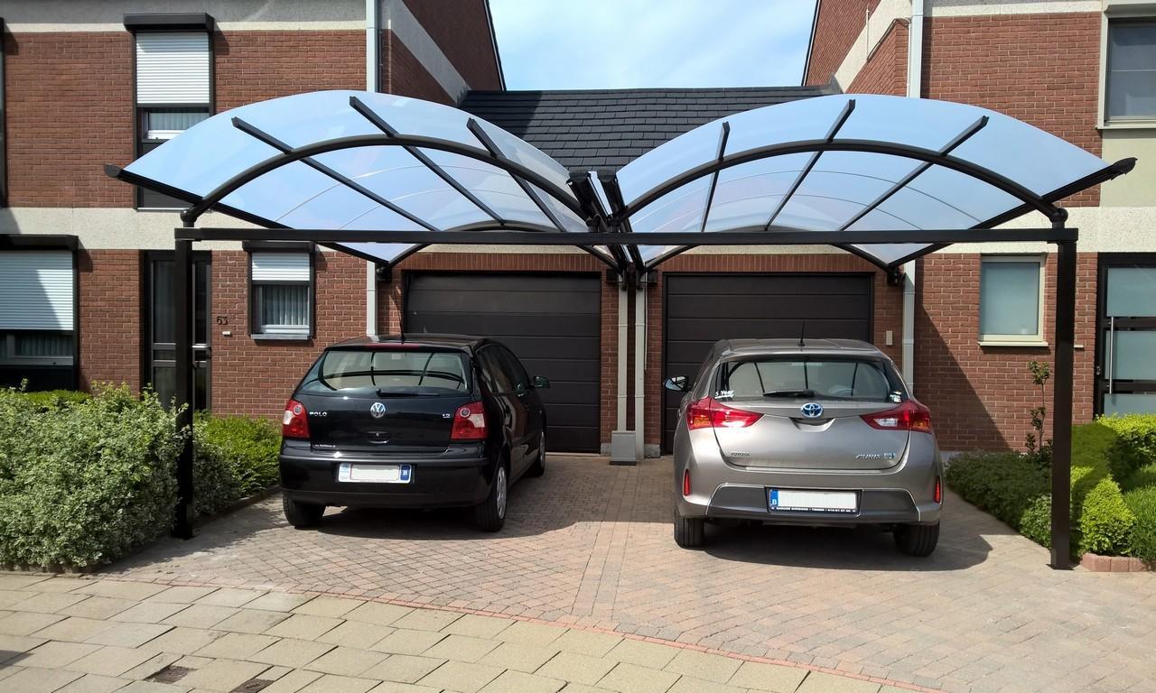 Gebogen dubbele carport met zonwerende bedekking